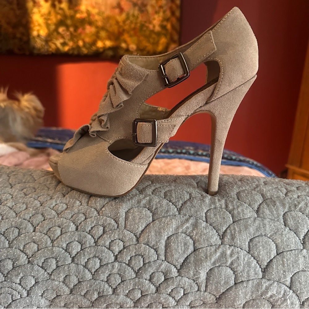 Steve Madden Luxe Ruffle “L-Swing” Peep Toe Heels – Khaki Suede | Size 6 👠✨